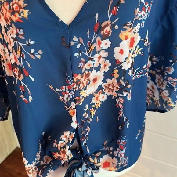 Floral Top Medium - Picture 15 of 16